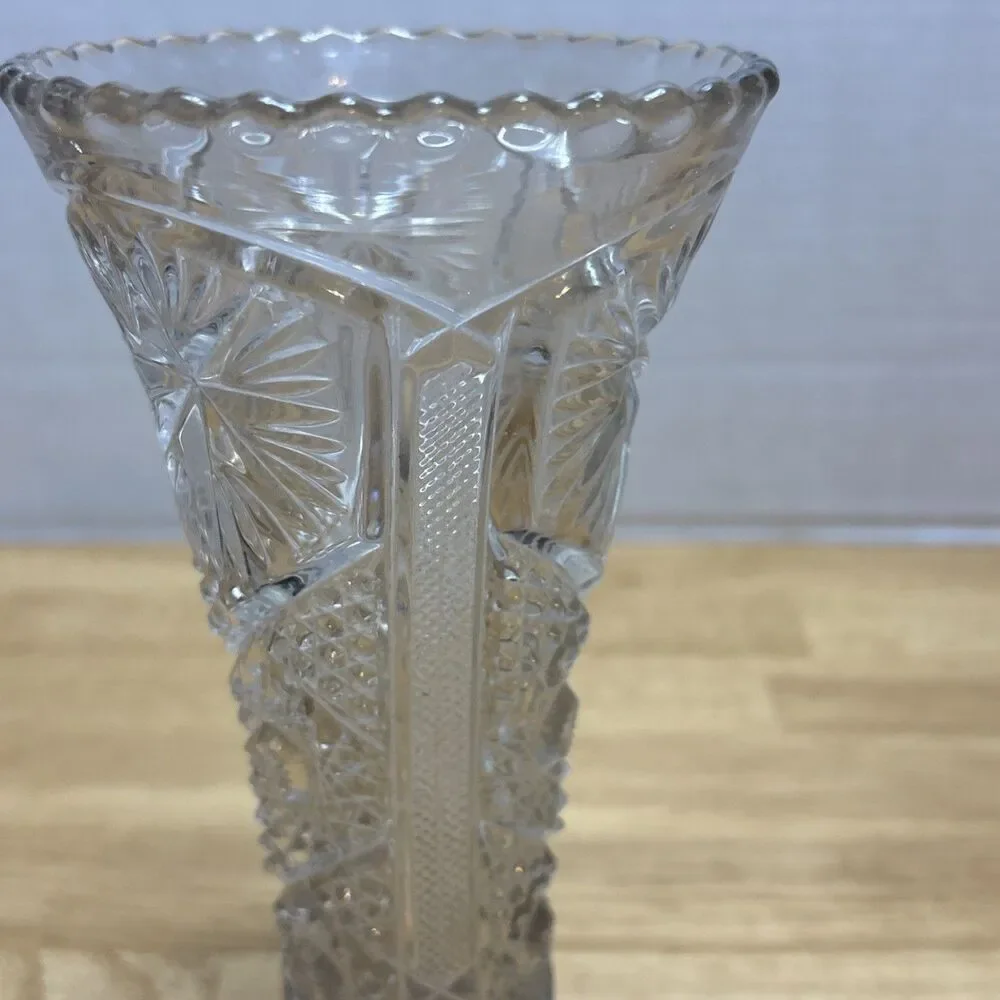 Vintage Clear Cut Glass Diamond Point/Starburst Pattern Scalloped Edge Vase